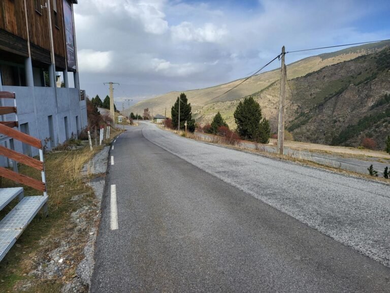 Seguim baixant per la carretera