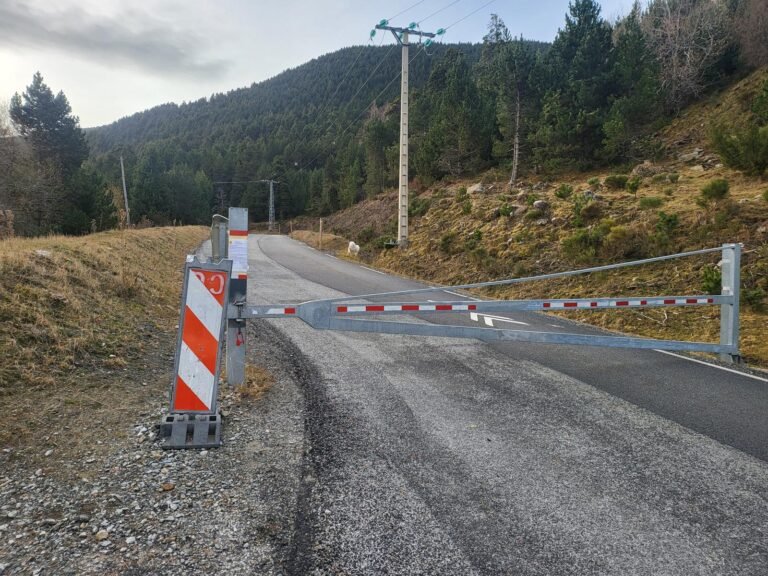 Passem la barrera i anem carretera amunt